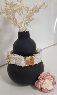 Hundehalsband aus Spitze weiß gold mit Blume pink